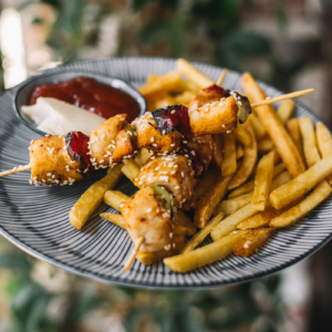 pincho moruno con patatas fritas y salsa chimichurri